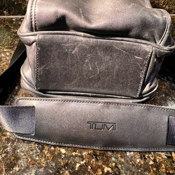 Tumi Black Leather Messenger Shoulder Travel Computer Shoulder Bag & Free Wallet - Picture 11 of 16